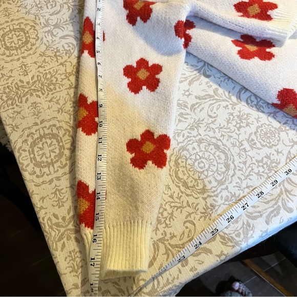 Princess Polly cropped v-neck sweater w/ flower prints Size S/M - Picture 2 of 4